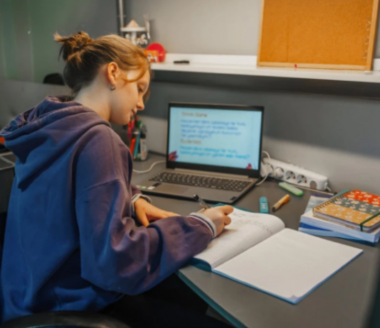 疫情之下,美国大学生处境如何?调查:近四成担心没钱撑到明年9月