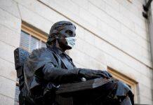 疫情之下的美国大学:裁员30多万人,亏损数亿美元