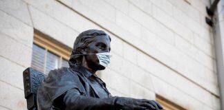 疫情之下的美国大学:裁员30多万人,亏损数亿美元