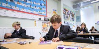 英国政府拨款7亿英镑支持因疫情而耽误的学校教育