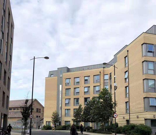 英国教育新闻:为吸引更多的留学生,英国大学降学费、下调入学要求!