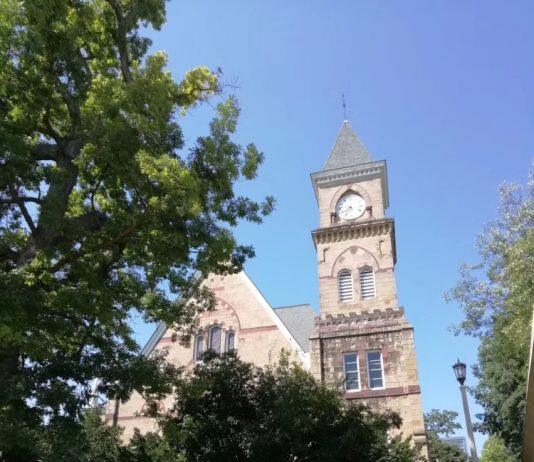 疫情之下,美国最有钱的大学涨学费也毫不手软