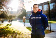 英国奥委会保罗福特博士向赫尔的天才运动员发表演讲