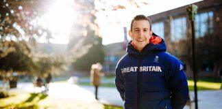 英国奥委会保罗福特博士向赫尔的天才运动员发表演讲