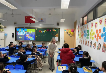 助力“双减”温肯外温州肯恩大学外教走进温肯实小为一年级上英语课