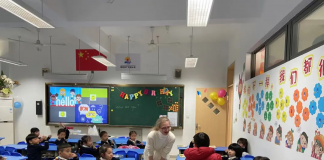 助力“双减”温肯外温州肯恩大学外教走进温肯实小为一年级上英语课