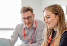 庆祝英国赫尔大学商学院和峰会媒体的十年人才合作