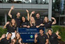 美国耶鲁大学管理学院为新生举办欢迎仪式