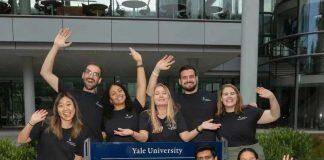 美国耶鲁大学管理学院为新生举办欢迎仪式