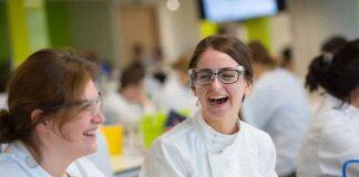 英国萨里大学为本科国际学生提供5000英镑卓越奖学金