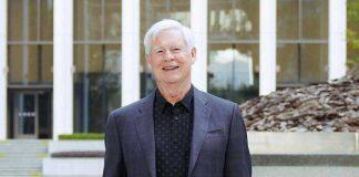 上海纽约大学Robert Engle教授荣获上海市“白玉兰纪念奖”